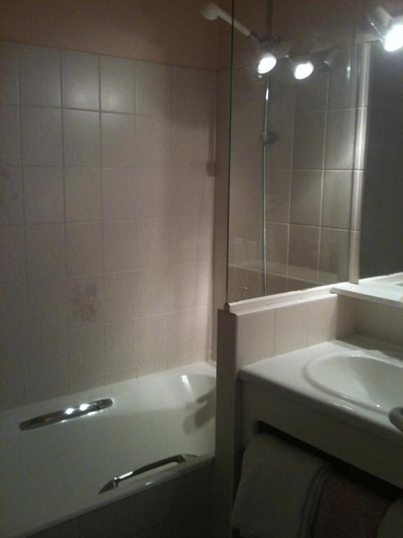 Hotel Des Voyageurs Saint-Chély-dʼAubrac 객실 사진
